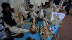 Peserta pameran memamerkan hasil kerajinannya di Pekan Produk Kreatif Daerah (PPKD) di Lapangan Banteng, Jakarta, Jumat (29/5/2015). Acara tersebut digelar dari 29 Mei-2 Juni 2015. (Liputan6.com/Faizal Fanani)