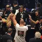 Tyson Fury bernyanyi di depan istrinya usai merebut gelar juara dunia tinju kelas berat (Reuters)