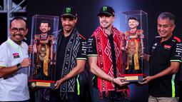 Pembalap MotoGP, Franco Morbidelli (tengah kiri) dan Fabio Di Giannantonio (tengah kanan) mendapatkan kain tradisional Lombok dan wayang golek dalam launching tim Pertamina Enduro VR46 yang berlangsung di Balai Kartini, Jakarta, Sabtu (25/01/2025). (Bola.com/Bagaskara Lazuardi)