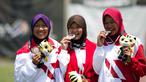 Tim Panahan Putri Indonesia beregu recurve, Titik Kusunawardani ,Linda Lestari, Diananda Choirunisa, meraih medali perak usai tampil di MSN Archery Centre, Kuala Lumpur, Malaysia, Selasa (21/8). Indonesia kalah 1-5. (Bola.com/Liputan6/Faizal Fanani)