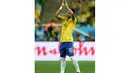 Neymar memberikan applaus kepada para suporter Brasil yang menyaksikan langsung laga perdana tim samba melawan Kroasia di Corinthians Arena, Sao Paulo, (13/6/2014). (AFP PHOTO/Vanderlei Almeida)