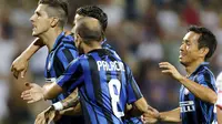 Stevan Jovetic dan pemain Inter Milan lainnya rayakan gol ke gawang Carpi (Reuters)