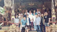 Sineas Tjokorda Oka Artha Ardhana Sukawati selaku Eksekuti Produser bersama tim produksi film berlatar masyarakat adat Ubud di Bali. (Istimewa)