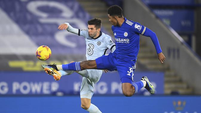 Christian Pulisic berebut bola dengan Wesley Fofana selama pertandingan Liga Inggris antara Leicester City dan Chelsea di King Power Stadium di Leicester, Inggris, Selasa, 19 Januari 2021. (Michael Regan / Pool melalui AP)