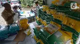 Kegiatan distribusi beras untuk stabilisasi persediaan dan harga pangan (SPHP) pada kegiatan Operasi Pasar Siaga Bulog di kawasan Mulyaharja, Bogor, Senin (4/3/2024).  (merdeka.com/Arie Basuki)