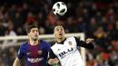 Bek Barcelona, Sergi Roberto, duel udara dengan striker Valencia, Rodrigo Moreno, pada laga leg kedua semifinal Copa del Rey di Stadion Mestalla, Kamis (8/2/2018). Barcelona menang 2-0 atas Valencia. (AP/Alberto Saiz)