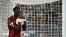 Reaksi kecewa pemain AS Roma, Tammy Abraham setelah gagal mencetak gol ke gawang Juventus pada laga leg pertama semifinal Liga Europa 2022/2023 di Olympic Stadium, Roma, Jumat (12/05/2023) WIB. Pertandingan dimenangkan oleh AS Roma dengan skor 1-0. (AP Photo/Gregorio Borgia)