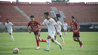Wingback Timnas Indonesia, Pratama Arhan, dalam laga uji coba menghadapi Bali United di Stadion Kapten I Wayan Dipta, Gianyar, Selasa (3/12/2024). (Bola.com/Alit Binawan)