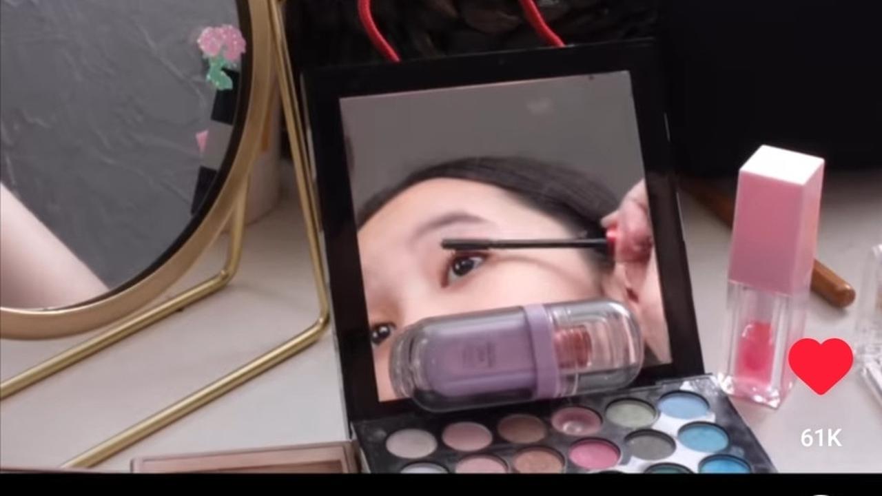 Sybil kini tumbuh menjadi remaja yang cantik dan stylish. Meskipun jarang tampil di layar kaca, pesonanya sering mencuri perhatian netizen.