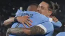 Selebrasi gelandang Timnas Uruguay, Nicolas De La Cruz (kiri) bersama rekannya, Darwin Nunez setelah mencetak gol kedua ke gawang Brasil pada laga Kualifikasi Piala Dunia 2026 Zona Conmebol di Centenario Stadium, Montevideo, Uruguay, Rabu (18/10/2023) pagi WIB. (AP Photo/Matilde Campodonico)