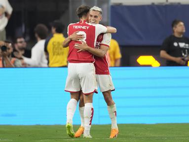 Gelandang Arsenal, Leandro Trossard (kanan) berselebrasi dengan rekannya Kieran Tierney setelah mencetak gol ke gawang Barcelona pada pertandingan uji coba di SoFi Stadium, California, Amerika Serikat, Kamis (27/7/2023) siang WIB. (AP Photo/Ashley Landis)