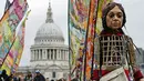 Boneka raksasa Little Amal saat tiba di kota London, Inggris, Sabtu (23/10/2021). Boneka Little Amalmenggambarkan perjalanan seorang pengungsi anak dari Suriah yang harus menempuh perjalanan ribuan kilometer demi memulai kehidupan baru dari negara asalnya. (Aaron Chown/PA via AP)
