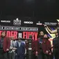 Petinju asal Inggris, Tyson Fury (kanan) menunjuk ke arah Deontay Wilder dari AS saat melakukan penimbangan berat badan untuk pertandingan tinju kelas berat WBC di Las Vegas (21/2/2020).  Tyson Fury dan Deontay Wilder akan bertanding di MGM Arena. (AP Photo/Isaac Brekken)