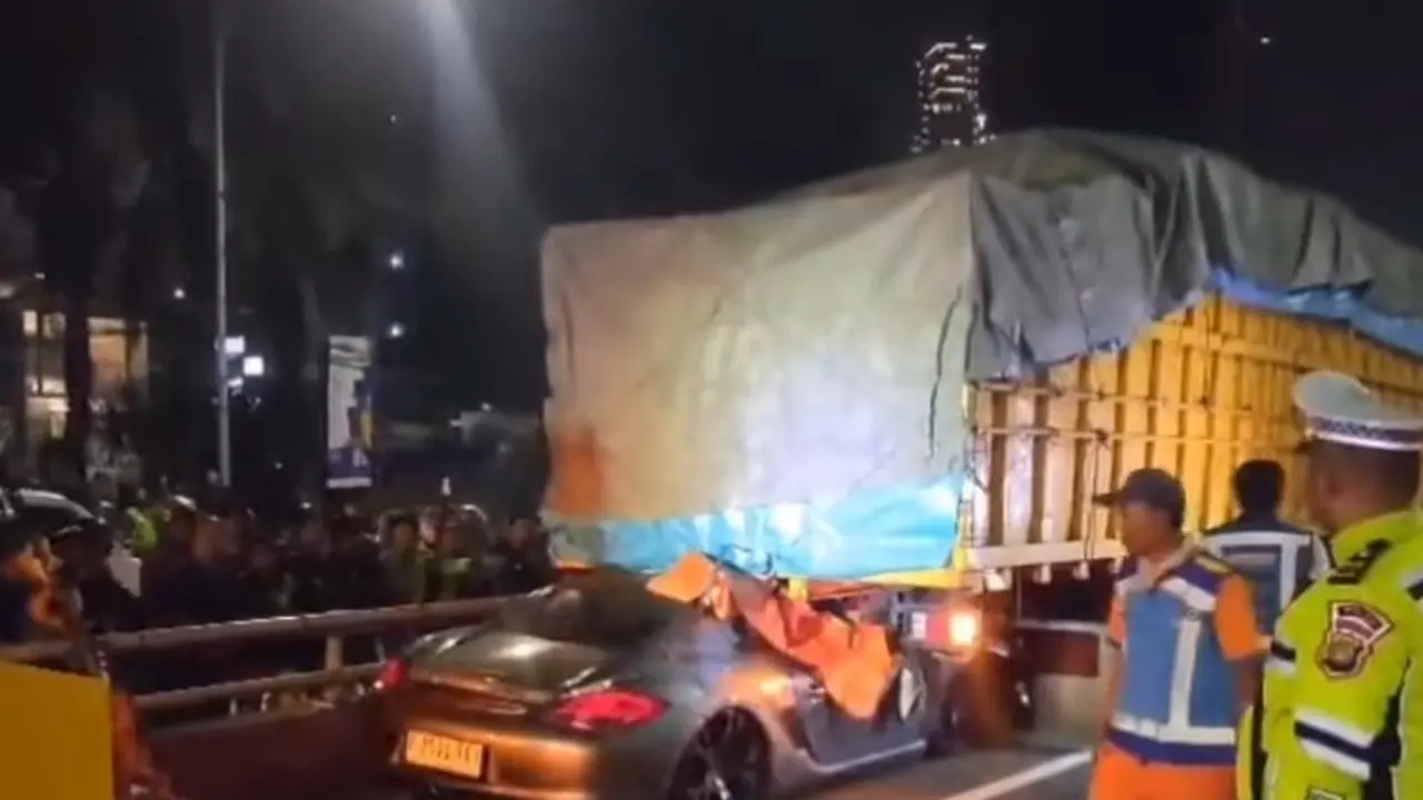 Sebuah mobil Porsche menabrak truk di KM 5+200 B sebelum GT Kuningan 2, Rabu, (19/6/2024) dini hari.