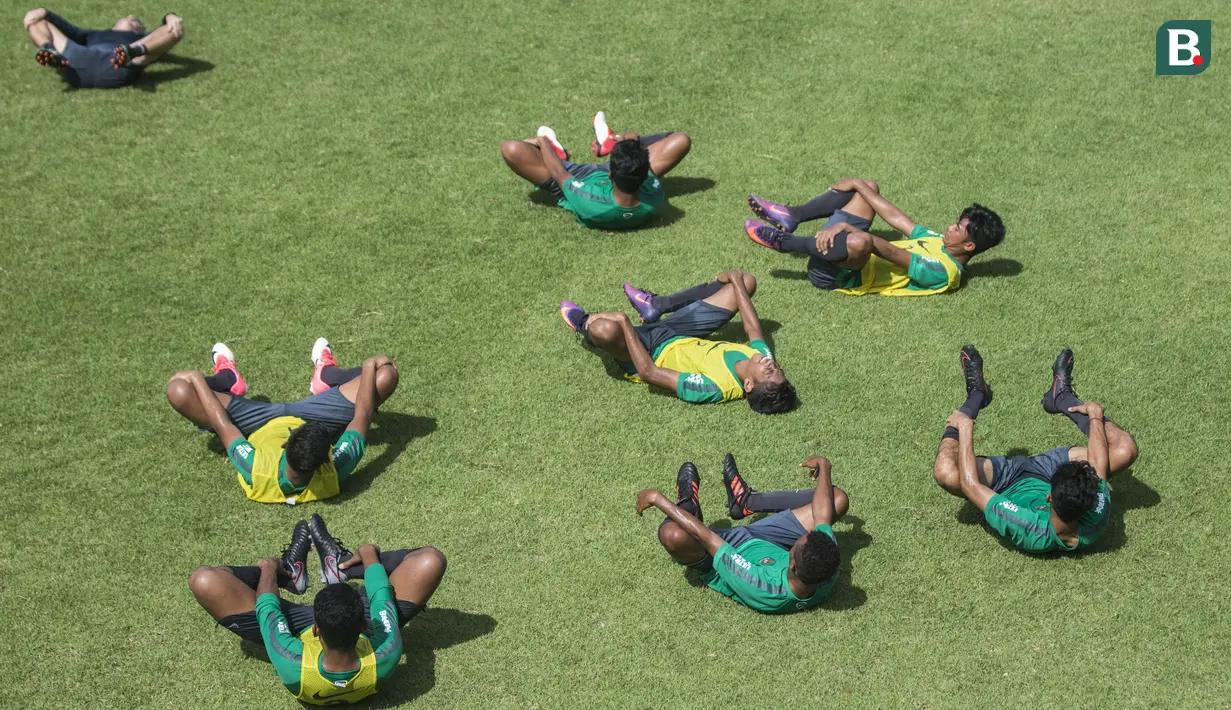 Para pemain Timnas Indonesia U-19 melakukan pendinginan saat latihan di Lapangan ABC Senayan, Senin (19/2/2018). Pemusatan latihan Timnas Indonesia akan digelar selama satu pekan, yakni 18-25 Februari 2018. (Bola.com/Vitalis Yogi Trisna)