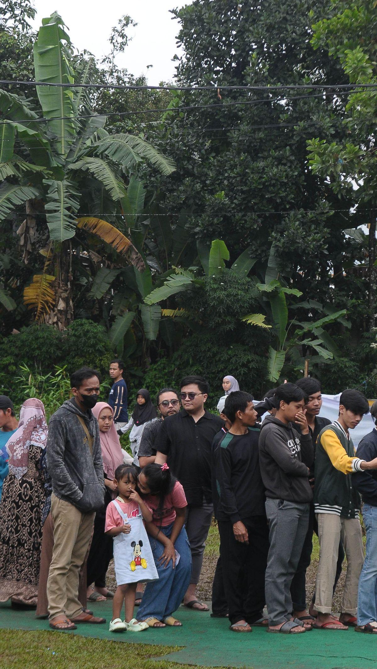 Sejumlah warga mengantre untuk mengikuti pemungutan suara di TPS 033 dan 035 Kampung Curug-Bojong Koneng, Kecamatan Babakan Madang, Kabupaten Bogor, Jawa Barat, Rabu (14/2/2024).&nbsp;Merdeka.com/Imam Buhori