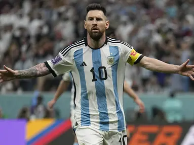 Penyerang Argentina, Lionel Messi berselebrasi usai mencetak gol lewat penalti ke gawang Kroasia pada pertandingan semifinal Piala Dunia 2022 di Stadion Lusail di Lusail, Qatar, Rabu (14/12/2022). Argentina menang telak atas Kroasia dengan skor 3-0. (AP Photo/Martin Meissner)