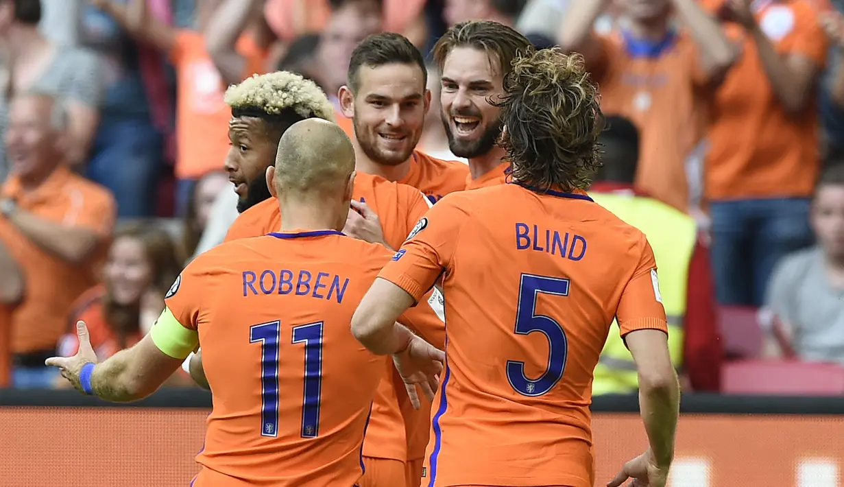 Para pemain Belanda merayakan gol Davy Propper saat melawan Bulgaria pada laga grup A kualifikasi Piala Dunia 2018 di Amsterdam, (3/9/2017). Belanda menang 3-1. (AFP/John Thys)