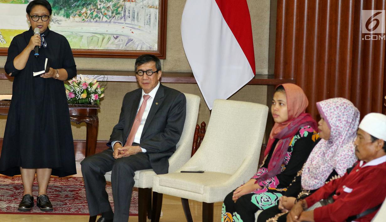 Menteri Luar Negeri Retno Marsudi dan Menteri Hukum dan HAM Yasonna Laoly memberi keterangan pers ketika serah terima Siti Aisyah kepada keluarga di Kementerian Luar Negeri, Jakarta, Senin (11/3). (Liputan6.com/Johan Tallo)