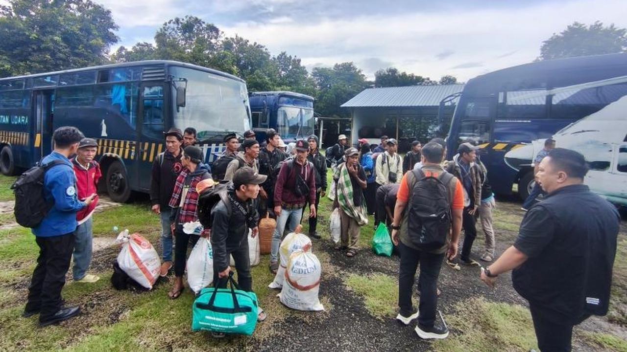 Pemprov Jateng Pulangkan 100 Warga Terdampak Banjir Sumatra, Beri Modal Usaha
