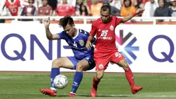 Gelandang Persija Jakarta, Riko Simanjuntak, berebut bola dengan bek Becamex Binh Duong FC, Ho Tan Tai, pada laga Piala AFC di SUGBK, Jakarta, Selasa (26/2). Kedua klub bermain imbang 0-0. (Bola.com/M. Iqbal Ichsan)