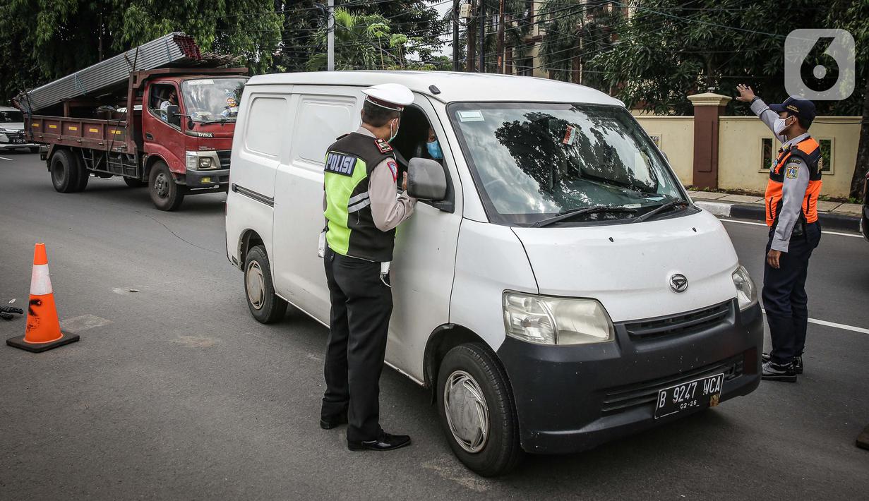 Petugas memeriksa dokumen pengendara yang melintas di check point  penyekataan arus mudik di kawasan Pasar Jumat, Kamis (6/5/2021). Penyekatan dan cek poin dilakukan saat penerapan larangan mudik Lebaran 2021 sebagai upaya pencegahan penularan COVID-19. (Liputan6.com/Faizal Fanani)