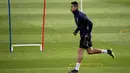 Penyerang Juventus, Cristiano Ronaldo berlari selama latihan di 'Juventus Training Center' di Turin (11/3). Juventus akan bertanding melawan Atletico Madrid pada leg kedua babak 16 besar Liga Champions di Allianz Stadium. (AFP Photo/Marco Bertorello)