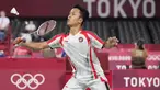 Pebulu tangkis nomor tunggal putra Indonesia, Sinisuka Ginting menjamu pebulu tangkis dari perwakilan Rusia (ROC), Sergey Sirant pada pertandingan keduanya di fase grup. Pertandingan tersebut merupakan debut pertemuan mereka. (Foto: AP/Dita Alangkara)