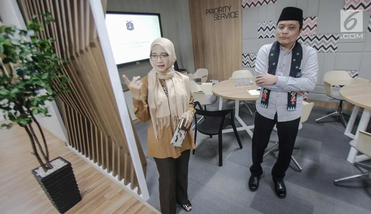 Wakil Ketua Ombudsman RI Lely Pelitasari Soebekty (kiri) dan Kepala DPMPTSP Provinsi Edy meninjau Mal Pelayanan Publik Provinsi DKI Jakarta, Jumat (8/11). (Liputan6.com/Faizal Fanani)