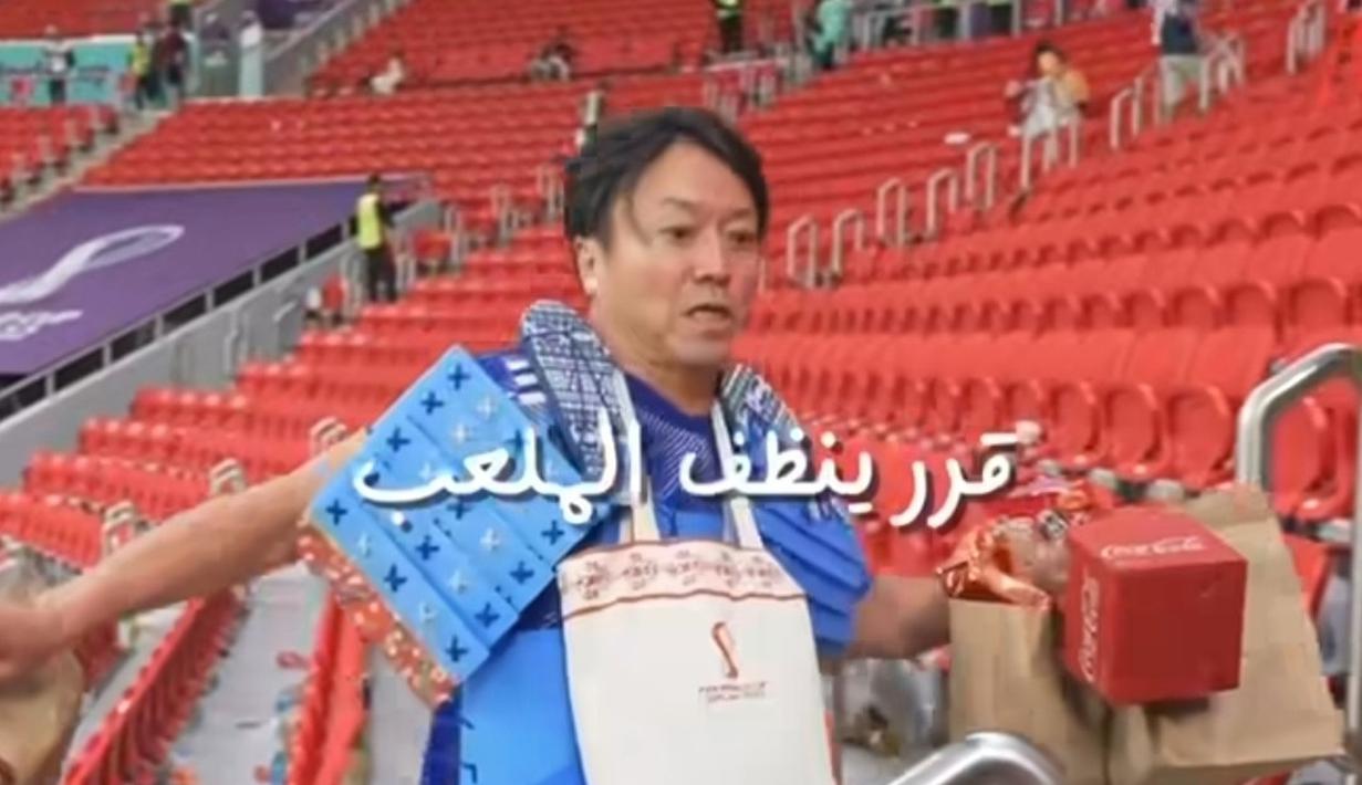 Suporter asal Jepang itu kompak membersihkan sampah usai acara selesai. Saat bersamaan, penonton lain meninggalkan Stadion Al Bayt Qatar.  (Liputan6.com/IG/@omr94).