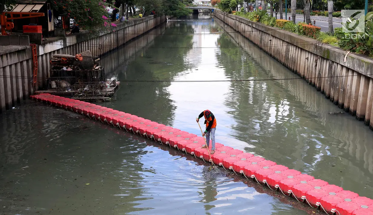 Petugas kebersihan mengambil sampah di kali Cideng, Jakarta, Senin (4/12). Membersihkan kali tersebut dilakukan rutin dikarenakan musim hujan dan mengantisipasi banjir yang kemungkinan bisa terjadi. (Liputan6.com/JohanTallo)
