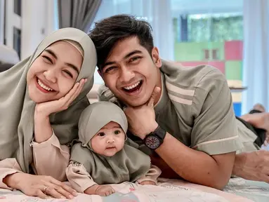 Sejak kehadiran Baby Moana, rumah tangga Ria Ricis dan Teuku Ryan semakin hangat dan bahagia. Pasangan yang dikenal romantis dan manis ini pun kerap memamerkan kebersamaannya dengan sang putri lewat foto-foto di Instagram. (Liputan6.com/IG/@riaricis1795)