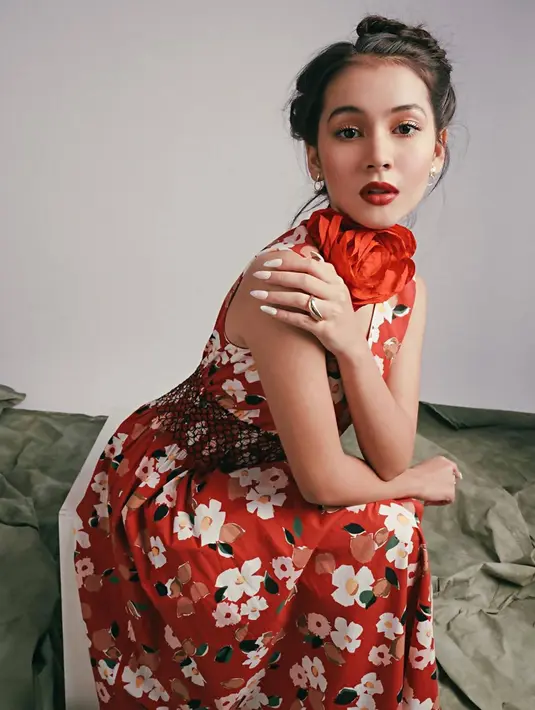 Dalam pemotretan terbarunya ini, kakak dari Richelle Georgette Skornicki ini tampil menawan dengan makeup tebal dengan busana floral. Tampil stunning dengan lipstik dan busana yang senada, penampilannya ini pun menuai banyak pujian dari penggemar bintang sinetron Dari Jendela SMP. (Liputan6.com/IG/@sandrinna_11)