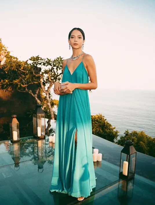 Atau ketika ia memilih mengenakan flowy dress yang juga berwarna biru turquoise ini. Putri Marino tampil sederhana, namun menawan dalam balutan strappy dress dengan detail high slit, yang membalut tubuhnya dengan sempurna. [Foto: Instagram/putrimarino]