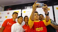 Group Head Mobile Financial Service Indosat Ooredoo, Randy Pangalila, berselfie ria dengan Sutanto Tan, Presiden Persija Ferry Paulus, Rully Hariwinata, dan Ismed Sofyan saat konferensi pers kerjasama Persija dengan Dompetku Indosat Ooredoo di Hotel T
