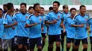 Pemain Timnas Myanmar melakukan pemanasan jelang latihan resmi laga persahabatan melawan Indonesia U-22 di Stadion Pakansari, Kab Bogor, Senin (20/3). Timnas Indonesia U-22 akan melakoni laga lawan Myanmar, (21/3). (Liputan6.com/Helmi Fithriansyah)