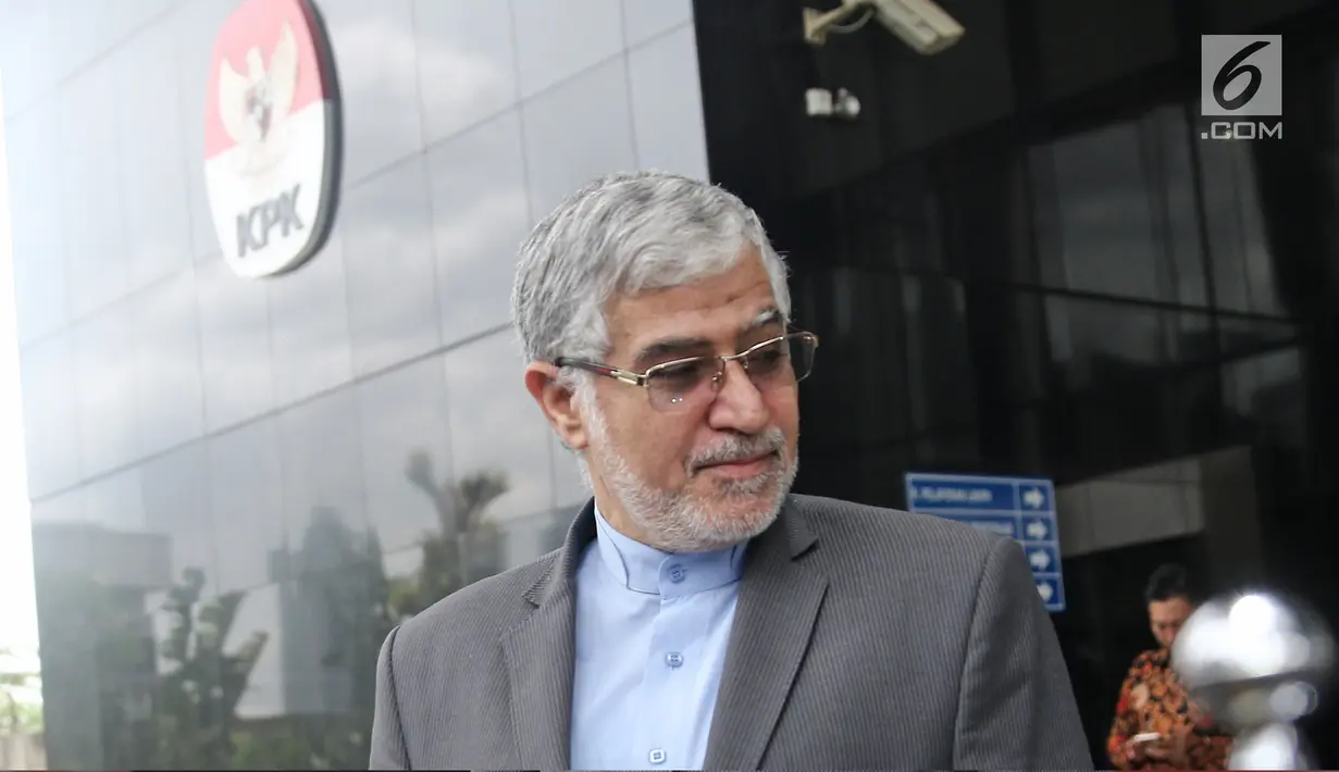 Duta Besar (Dubes) Iran untuk Indonesia, Valiollah Mohammadi berjalan meninggalkan Gedung KPK, Jakarta, Rabu (7/3). Dubes Iran bersama sejumlah pejabat parlemen datang ke KPK dalam rangka kunjungan kehormatan. (Liputan6.com/Herman Zakharia)