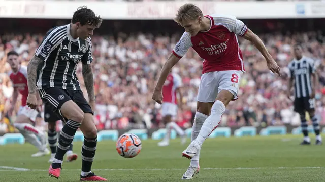 Foto: Dar Der Dor, Tiga Gol Arsenal Sukses Permalukan MU di Liga Inggris