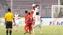 Sejumlah pemain timnas U-16 Indonesia dan Vietnam berebut pengasaan bola atas pada laga persahabatan di Stadion GBK Jakarta, (3/12/2014). Timnas U-16 Indonesia unggul 3-2 atas Timnas U-16 Vietnam. (Liputan6.com/Helmi Fithriansyah)