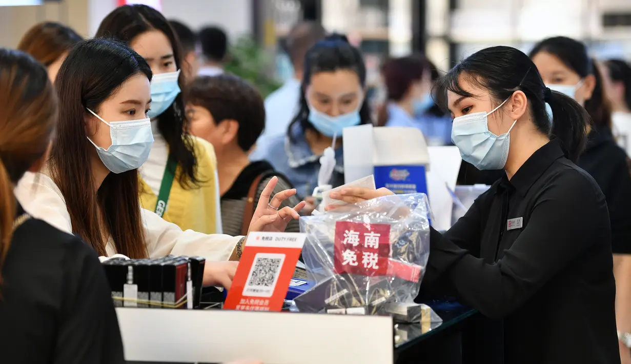 Orang-orang berbelanja di toko bebas pajak di Haikou, ibu kota Provinsi Hainan, China pada 10 November 2020. Penjualan toko bebas pajak offshore di provinsi pulau Hainan, melampaui angka 12 miliar yuan dari 1 Juli hingga 31 Oktober, atau naik 214,1 persen secara tahunan. (Xinhua/Guo Cheng)