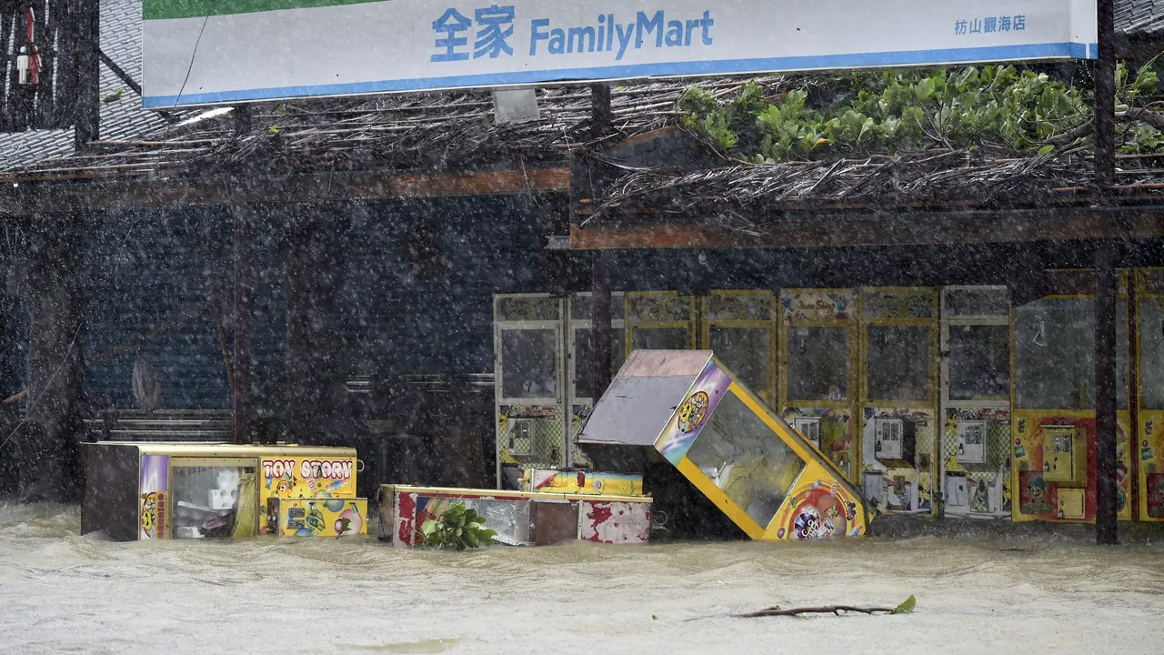 20160914-Hantaman Topan Meranti di Taiwan Lumpuhkan Aktivitas Kota-Taiwan