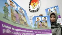 Koordinator pokja keterwakilan perempuan - Kemitraan, Masruchah menunjukan poster kampanye caleg perempuan (ANTARA/Fanny Octavianus).