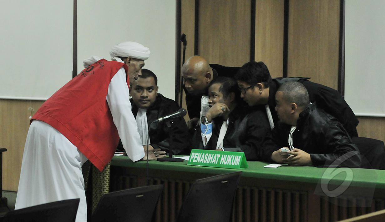 Habib Shahabuddin Anggawi berdiskusi dengan penasehat hukumnya usai sidang vonis di PN Jakarta Pusat, Senin (6/4/2015). Habib Shahabuddin dan Habib Novel divonis hakim 7 bulan penjara. (Liputan6.com/Johan Tallo)