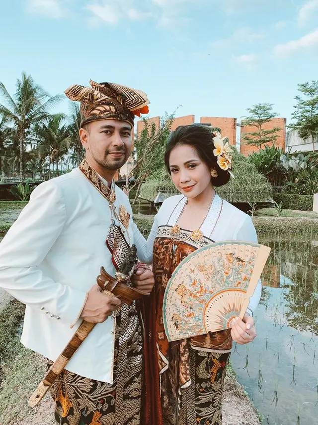 7 Pesona Raffi Ahmad dan Nagita Slavina saat Berbusana Adat Bali
