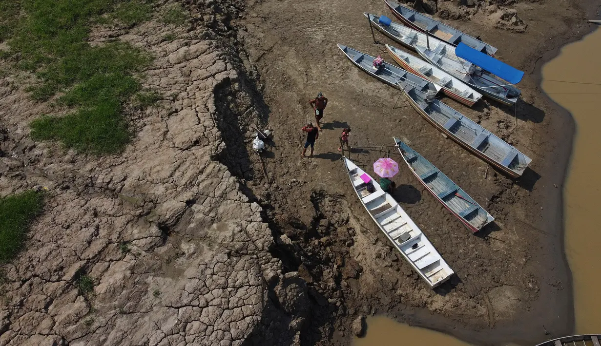 Perahu warga terlihat tersandar di hamparan Sungai Solimoes yang kering. (AP Photo/Edmar Barros)