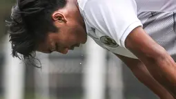 Tetesan keringat dari pemain Timnas Indonesia U-20, Rabbani Tasnim saat melakukan latihan terbuka untuk Piala Asia U-20 2023 di Lapangan C, Kompleks Stadion Utama Gelora Bung Karno (SUGBK), Jakarta, Rabu (08/02/2023). Ajang ini akan berlangsung pada 1 Maret 2023 mendatang. (Bola.com/Bagaskara Lazuardi)