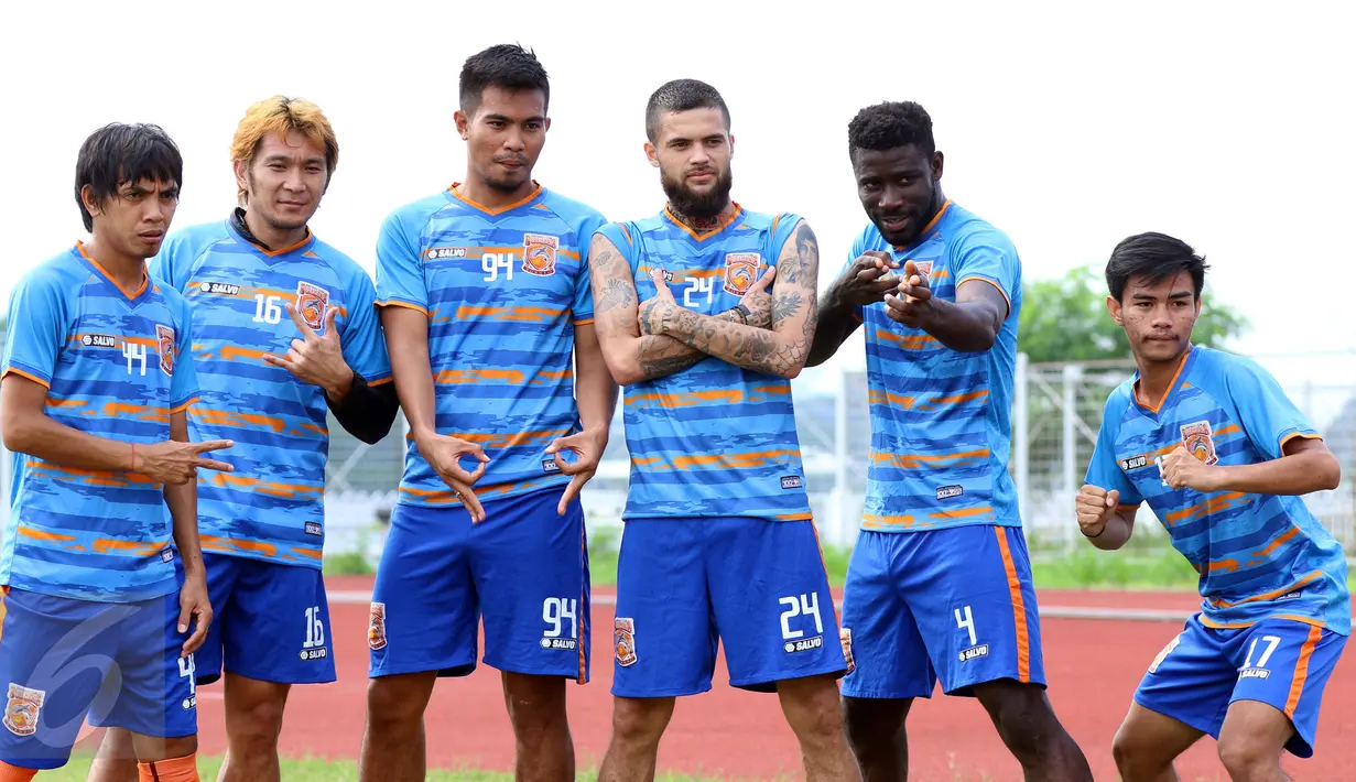 Punggawa PBFC bergaya jelang melakukan latihan di lapangan atletik Stadion Pakansari, Kab Bogor, Jumat (10/3). PBFC akan melakoni laga final Piala Presiden 2017 melawan Arema FC pada Minggu (12/3). (Liputan6.com/Helmi Fithriansyah)
