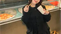Liburan ke Jepang, Ayu Ting Ting Makan Pizza di Restoran yang Pernah Dikunjungi Jennie BLACKPINK.&nbsp; foto: (dok.Instagram @ayutingting92/https://www.instagram.com/p/DIJmuT5htW7/?Henry)