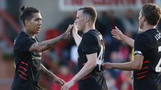 Pemain Liverpool, Roberto Firmino merayakan gol bersama rekan-rekannya saat melawan Fleetwood Town pada laga uji coba di Stadion Highbury, (13/7/2016). (Action Images via Reuters/Ed Sykes)