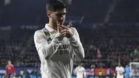 Gelandang Real Madrid, Marco Asensio melakukan selebrasi setelah mencetak gol ke gawang Osasuna pada pertandingan lanjutan La Liga Spanyol di stadion El Sadar di Pamplona, Spanyol, Minggu (19/2/2023). Tambahan tiga angka membuat Madrid kini mengoleksi 51 poin. (AP Photo/Alvaro Barrientos)